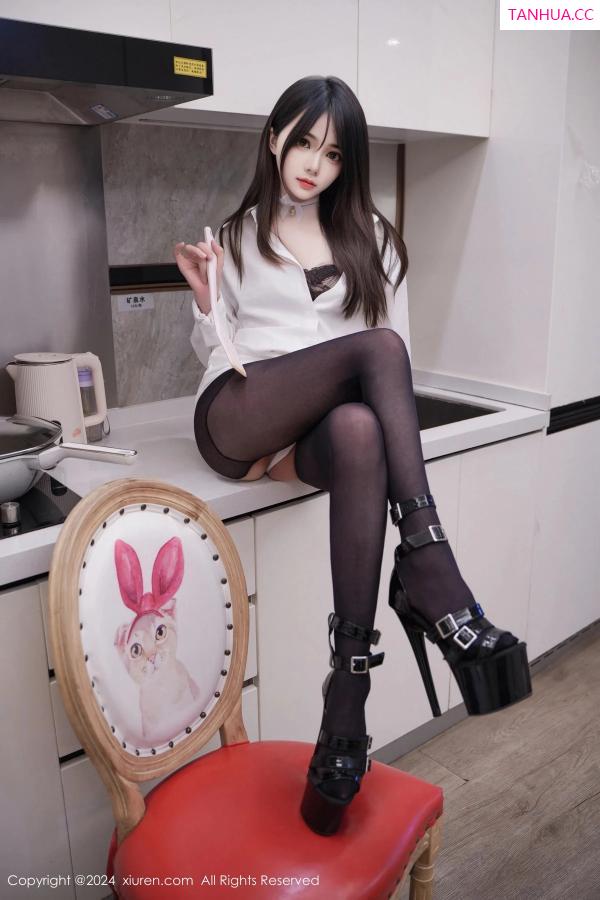   [XiuRen]高清写真图 2024.04.22 No.8429 林月月 美腿黑丝第2张图片